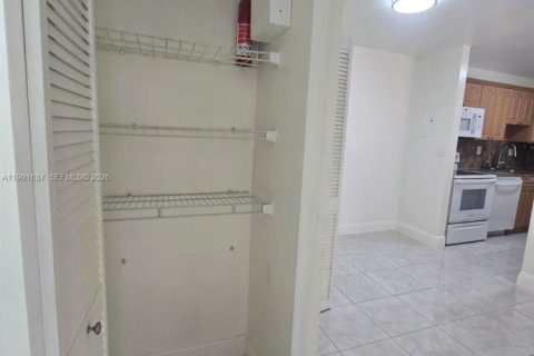 Condominio en alquiler en Miami, Florida, 2 dormitorios, 83.24 m2 № 1953509 - foto 21