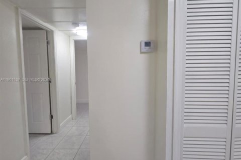 Condominio en alquiler en Miami, Florida, 2 dormitorios, 83.24 m2 № 1953509 - foto 29