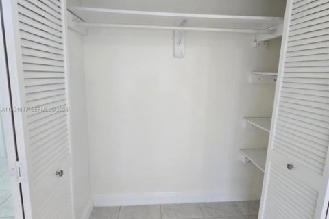 Condominio en alquiler en Miami, Florida, 2 dormitorios, 83.24 m2 № 1953509 - foto 23