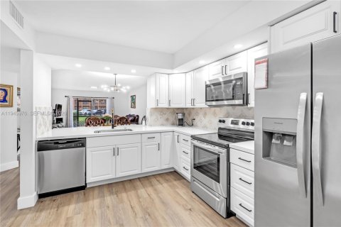 Кондоминиум с 2 спальнями в Пемброк-Пайнс, Флорида № 2002187