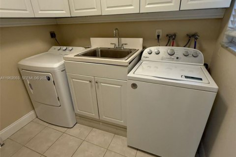 Townhouse in Hollywood, Florida 4 bedrooms, 175.49 sq.m. № 2041163 - photo 5