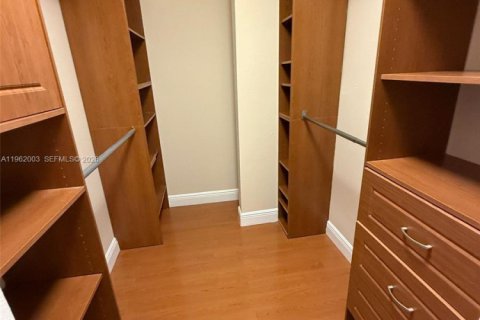 Townhouse in Hollywood, Florida 4 bedrooms, 175.49 sq.m. № 2041163 - photo 14