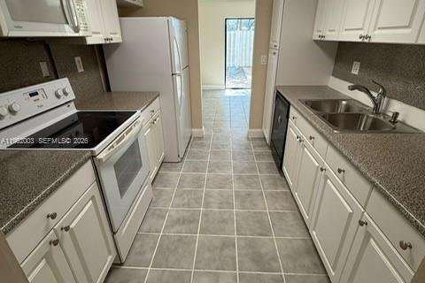 Townhouse in Hollywood, Florida 4 bedrooms, 175.49 sq.m. № 2041163 - photo 7