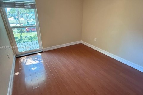 Townhouse in Hollywood, Florida 4 bedrooms, 175.49 sq.m. № 2041163 - photo 19