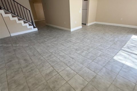 Townhouse in Hollywood, Florida 4 bedrooms, 175.49 sq.m. № 2041163 - photo 11