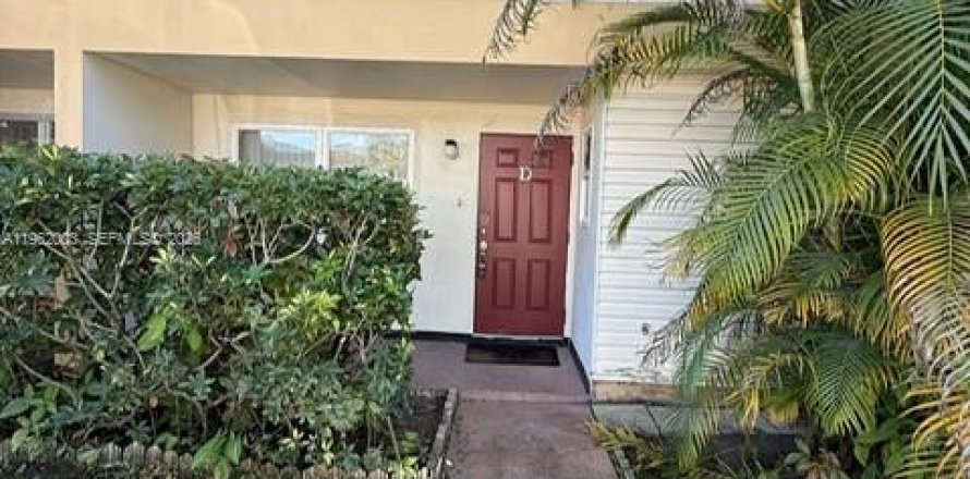 Townhouse in Hollywood, Florida 4 bedrooms, 175.49 sq.m. № 2041163