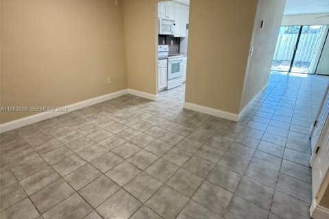 Townhouse in Hollywood, Florida 4 bedrooms, 175.49 sq.m. № 2041163 - photo 4