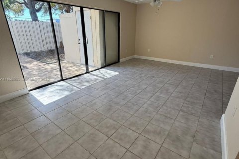 Townhouse in Hollywood, Florida 4 bedrooms, 175.49 sq.m. № 2041163 - photo 3