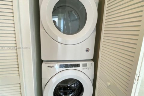 Condo in Sunrise, Florida, 2 bedrooms  № 2054182 - photo 13