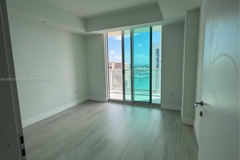 Condo in Miami, Florida, 2 bedrooms  № 2052878 - photo 16