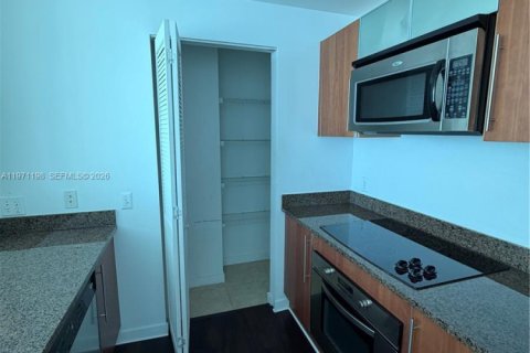 Condo in Miami, Florida, 2 bedrooms  № 2052878 - photo 7
