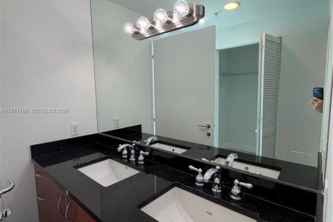 Condo in Miami, Florida, 2 bedrooms  № 2052878 - photo 18