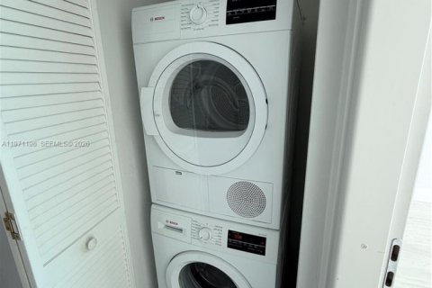 Condo in Miami, Florida, 2 bedrooms  № 2052878 - photo 13