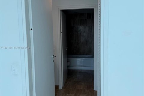 Condo in Miami, Florida, 2 bedrooms  № 2052878 - photo 12