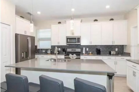 Casa en venta en Kissimmee, Florida, 5 dormitorios, 305.83 m2 № 1909241 - foto 3