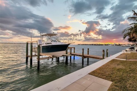 House in Sarasota, Florida 4 bedrooms, 506.32 sq.m. № 2155803 - photo 12