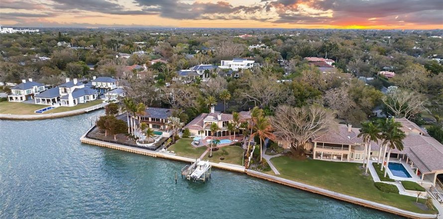 House in Sarasota, Florida 4 bedrooms, 506.32 sq.m. № 2155803