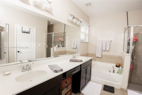 House in Homestead, Florida 4 bedrooms, 226.4 sq.m. № 1830447 - photo 24