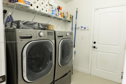 House in Homestead, Florida 4 bedrooms, 226.4 sq.m. № 1830447 - photo 13