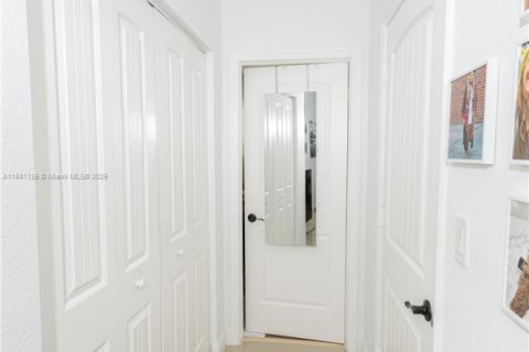 House in Homestead, Florida 4 bedrooms, 226.4 sq.m. № 1830447 - photo 22