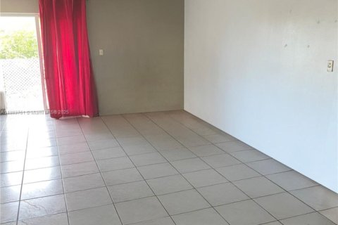 Condo in Hialeah, Florida, 2 bedrooms  № 1930174 - photo 1