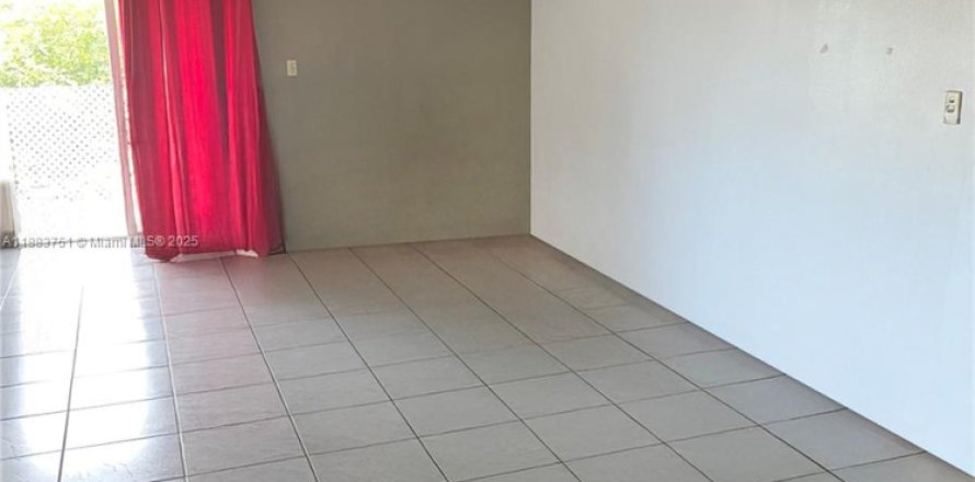 Condo in Hialeah, Florida, 2 bedrooms № 1930174
