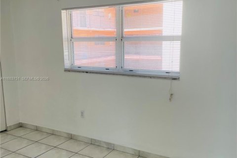 Condo in Hialeah, Florida, 2 bedrooms  № 1930174 - photo 18