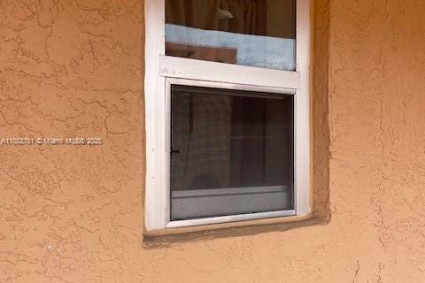 Condo in Hialeah, Florida, 2 bedrooms  № 1930174 - photo 10