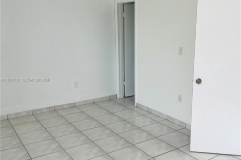 Condo in Hialeah, Florida, 2 bedrooms  № 1930174 - photo 16