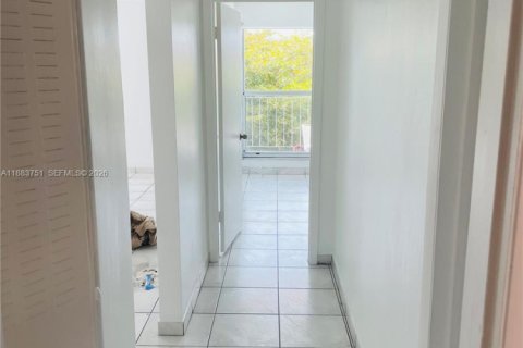 Condo in Hialeah, Florida, 2 bedrooms  № 1930174 - photo 17