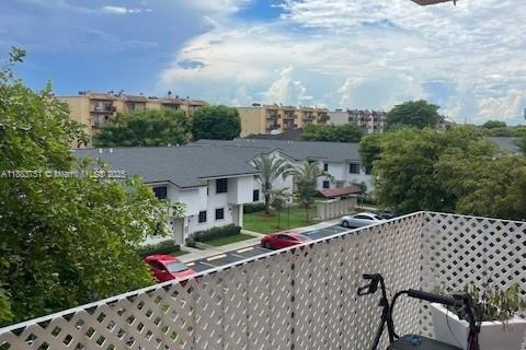 Condo in Hialeah, Florida, 2 bedrooms  № 1930174 - photo 8