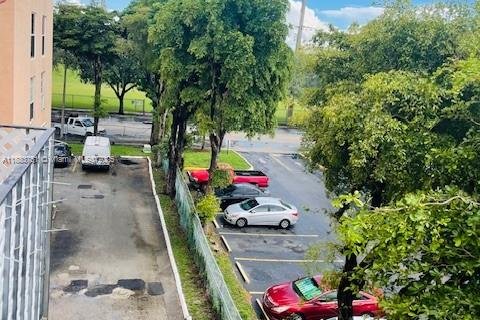 Condo in Hialeah, Florida, 2 bedrooms  № 1930174 - photo 9
