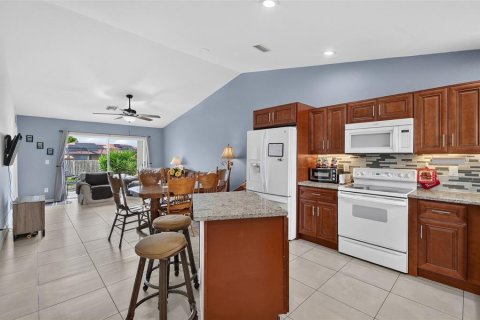 Duplex in Cape Coral, Florida 6 bedrooms, 206.06 sq.m. № 2316781 - photo 15