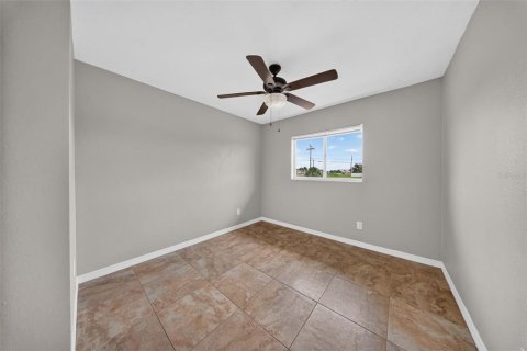 Duplex in Cape Coral, Florida 6 bedrooms, 206.06 sq.m. № 2316781 - photo 9