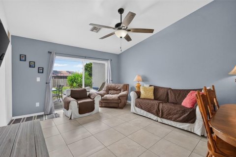 Duplex in Cape Coral, Florida 6 bedrooms, 206.06 sq.m. № 2316781 - photo 17