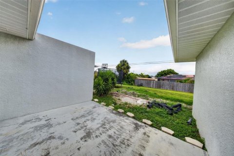 Duplex in Cape Coral, Florida 6 bedrooms, 206.06 sq.m. № 2316781 - photo 30
