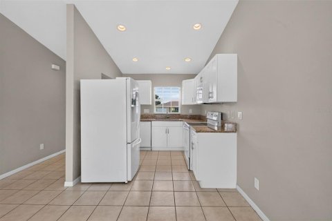 Duplex in Cape Coral, Florida 6 bedrooms, 206.06 sq.m. № 2316781 - photo 5