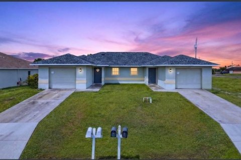 Duplex in Cape Coral, Florida 6 bedrooms, 206.06 sq.m. № 2316781