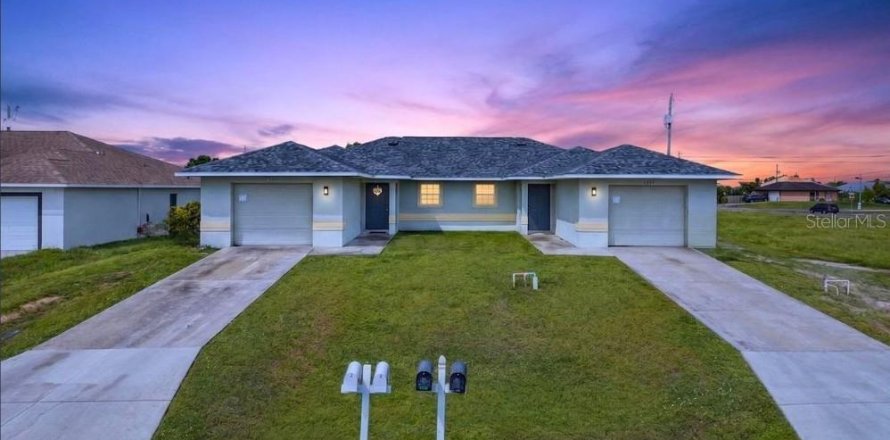 Duplex in Cape Coral, Florida 6 bedrooms, 206.06 sq.m. № 2316781