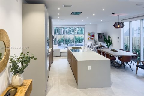 Touwnhouse à louer à Miami, Floride: 4 chambres, 256.13 m2 № 1945684 - photo 10