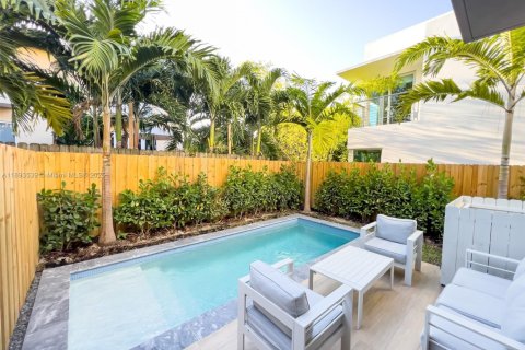 Touwnhouse à louer à Miami, Floride: 4 chambres, 256.13 m2 № 1945684 - photo 1