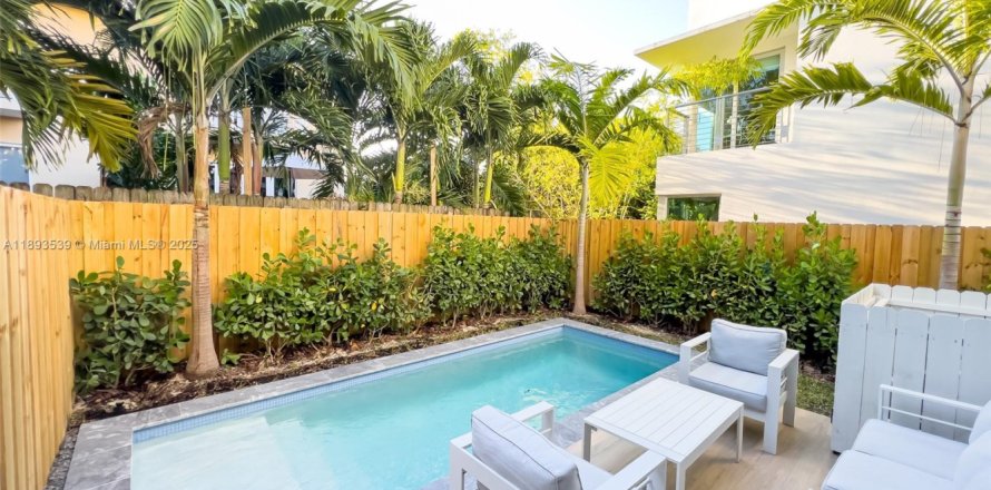 Touwnhouse à Miami, Floride 4 chambres, 256.13 m2 № 1945684