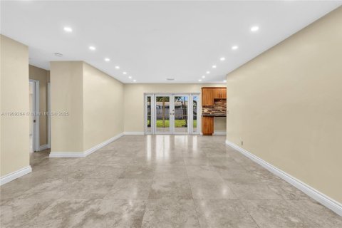 Villa ou maison à louer à Hollywood, Floride: 4 chambres, 159.51 m2 № 1965537 - photo 6