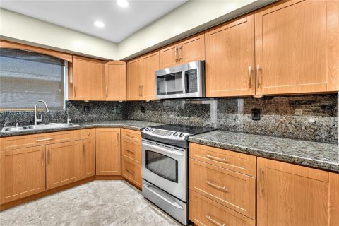 Villa ou maison à louer à Hollywood, Floride: 4 chambres, 159.51 m2 № 1965537 - photo 10