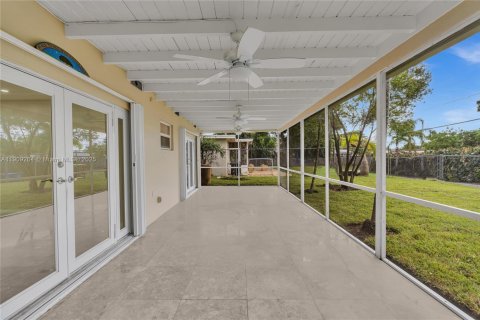 Villa ou maison à louer à Hollywood, Floride: 4 chambres, 159.51 m2 № 1965537 - photo 30