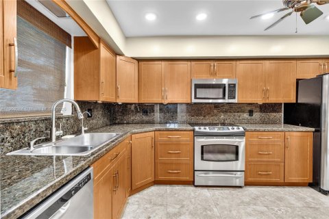 Villa ou maison à louer à Hollywood, Floride: 4 chambres, 159.51 m2 № 1965537 - photo 12