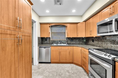 Villa ou maison à louer à Hollywood, Floride: 4 chambres, 159.51 m2 № 1965537 - photo 11