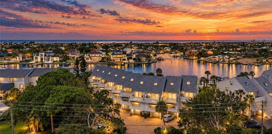 Condo in Tierra Verde, Florida, 3 bedrooms  № 2386120