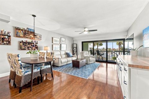 Condo in Tierra Verde, Florida, 3 bedrooms  № 2386120 - photo 9