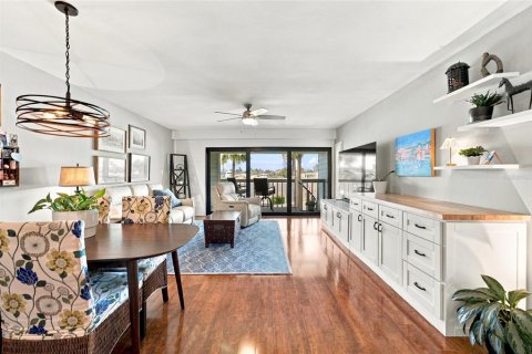 Condo in Tierra Verde, Florida, 3 bedrooms  № 2386120 - photo 18